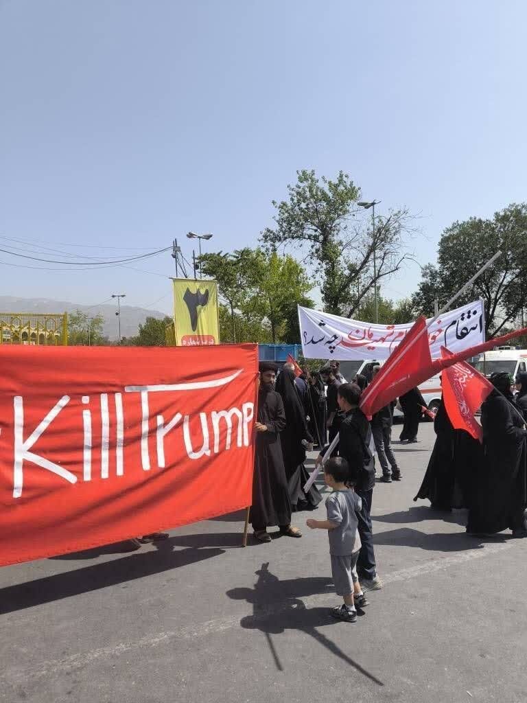 شعارهای انتقامی برای خون رهبر در مراسم تشییع توجه رسانهها را جلب کرد
