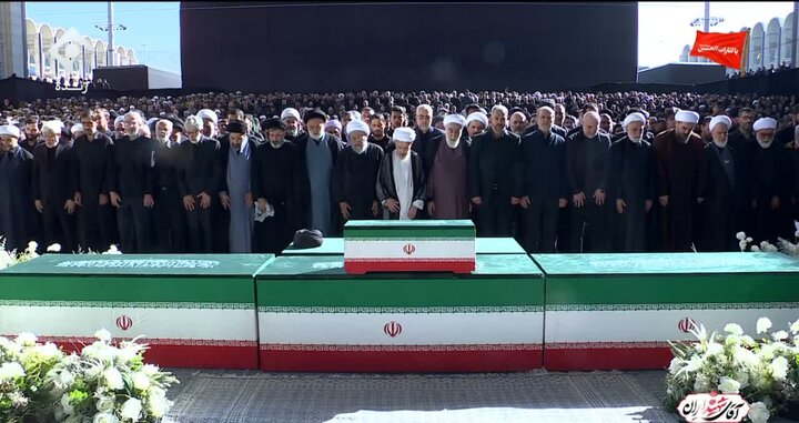 اقامه نماز بر پیکر رهبر شهید انقلاب