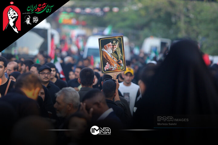 لحظاتی از روضه‌خوانی حاج محمود کریمی در مراسم اقامه نماز بر پیکر رهبر شهید انقلاب