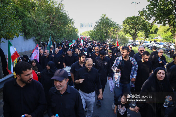 اقامه نماز بر پیکر رهبر شهید انقلاب
