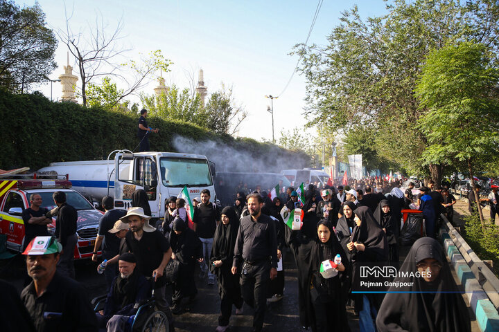اقامه نماز بر پیکر رهبر شهید انقلاب