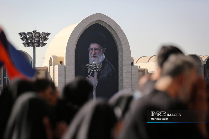 اقامه نماز بر پیکر رهبر شهید انقلاب