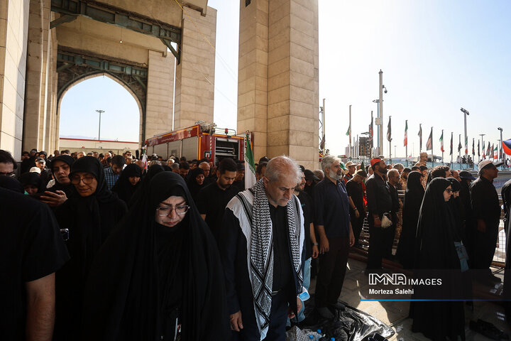 اقامه نماز بر پیکر رهبر شهید انقلاب