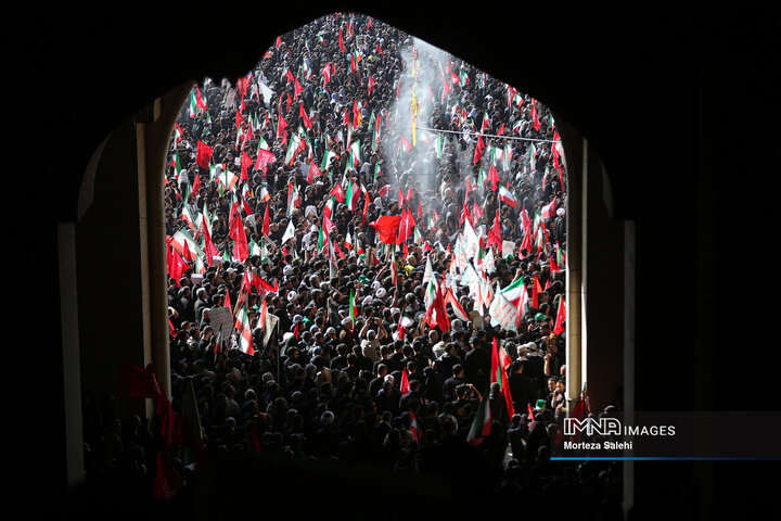 اقامه نماز بر پیکر رهبر شهید انقلاب