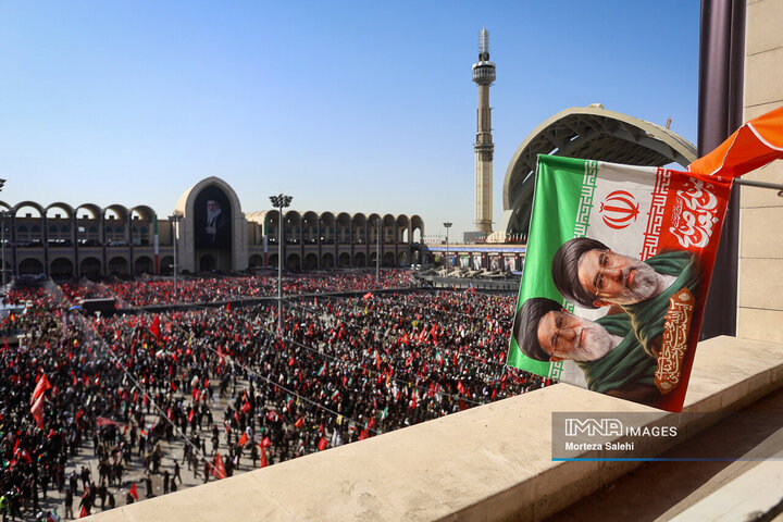 اقامه نماز بر پیکر رهبر شهید انقلاب