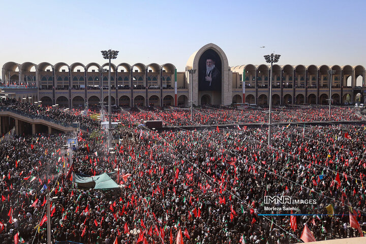 اقامه نماز بر پیکر رهبر شهید انقلاب