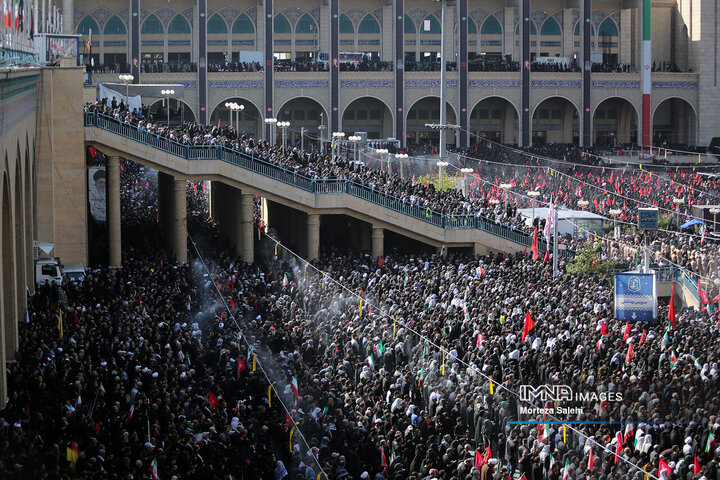 اقامه نماز بر پیکر رهبر شهید انقلاب