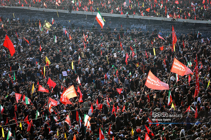 اقامه نماز بر پیکر رهبر شهید انقلاب