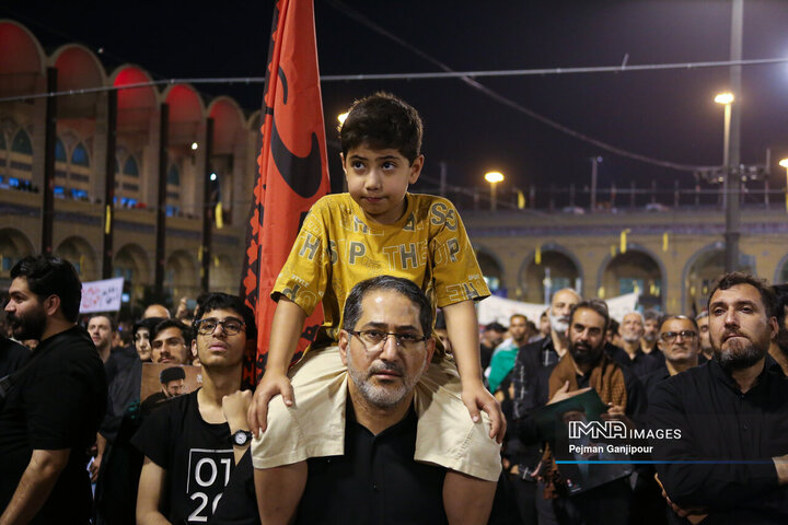 وداع شبانه با پیکر مطهر رهبر شهید انقلاب
