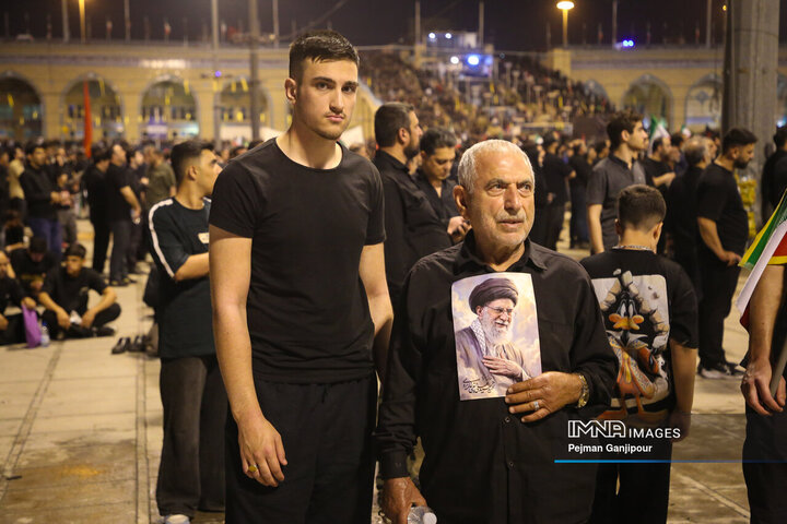 وداع شبانه با پیکر مطهر رهبر شهید انقلاب