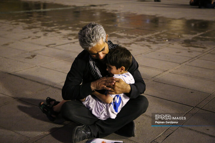 وداع شبانه با پیکر مطهر رهبر شهید انقلاب