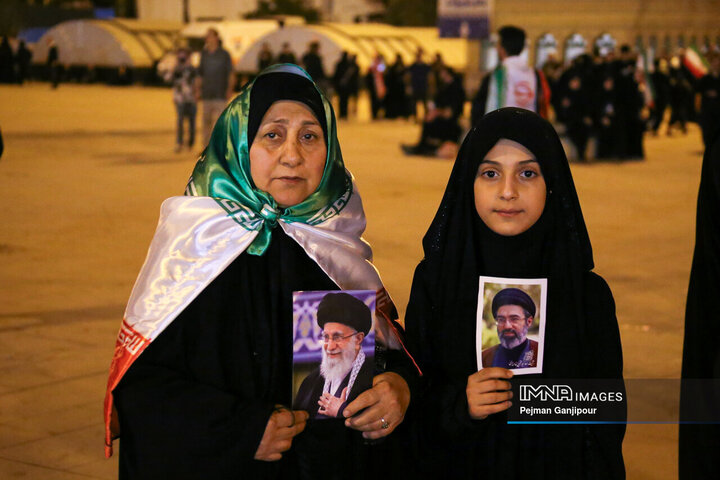 وداع شبانه با پیکر مطهر رهبر شهید انقلاب