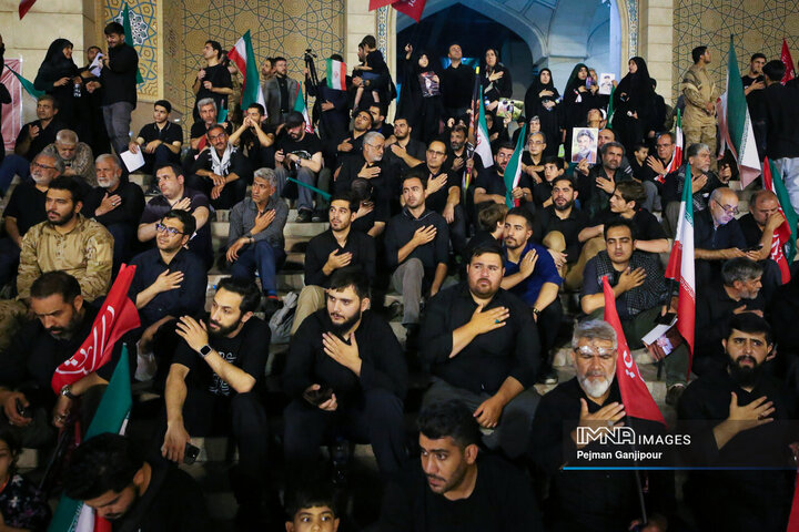 وداع شبانه با پیکر مطهر رهبر شهید انقلاب