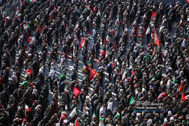 اقامه نماز بر پیکر رهبر شهید انقلاب