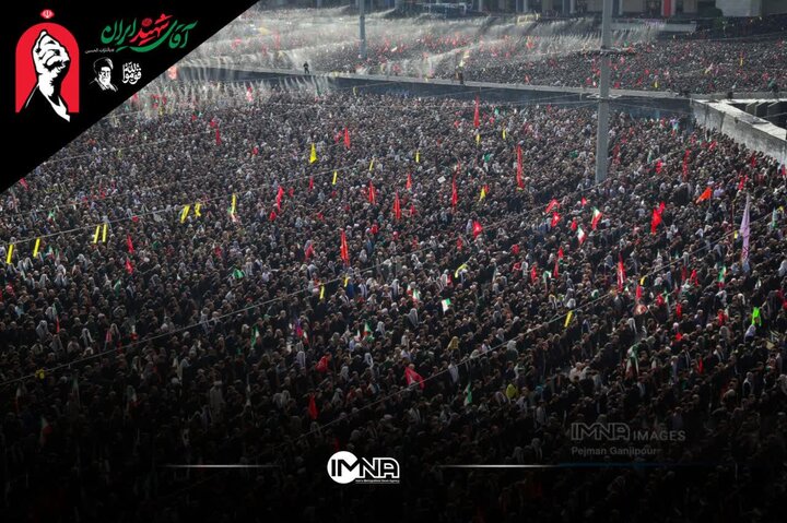 تصاویر هوایی از حضور باشکوه و گسترده مردم و اقامه نماز بر پیکر مطهر رهبر شهید انقلاب