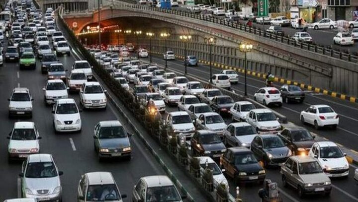 تردد در محورهای برون‌شهری و معابر ۱۴ گانه منتهی به پایتخت پرحجم، اما روان است