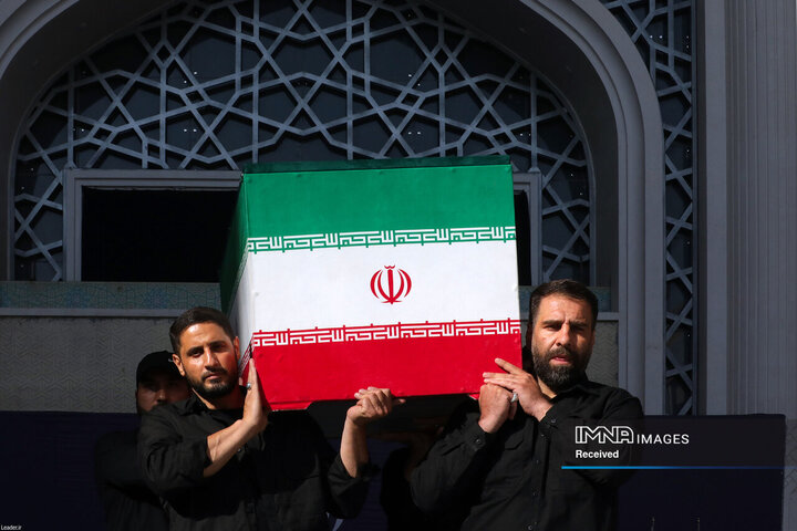 اقامه نماز بر پیکر رهبر شهید انقلاب