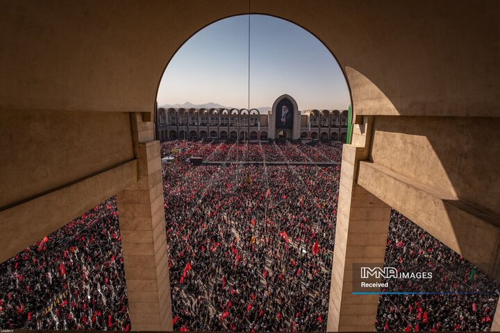 اقامه نماز بر پیکر رهبر شهید انقلاب