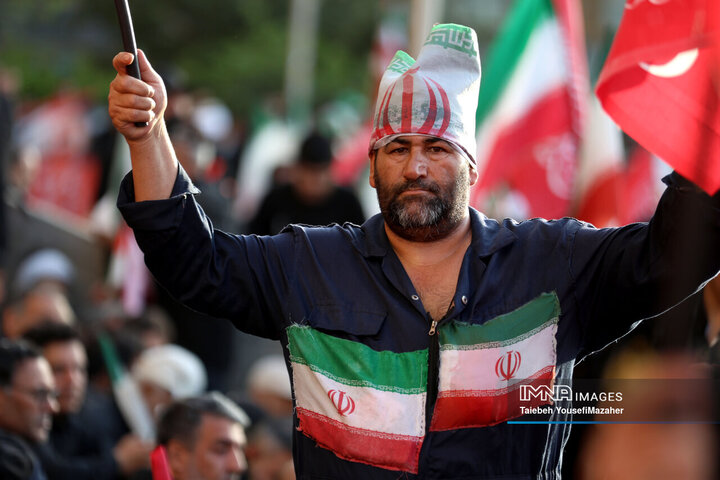 اقامه نماز بر پیکر خانواده رهبر شهید انقلاب