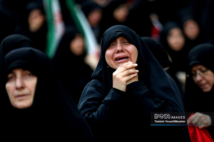 اقامه نماز بر پیکر خانواده رهبر شهید انقلاب