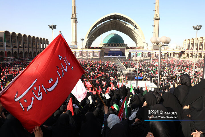 اقامه نماز بر پیکر خانواده رهبر شهید انقلاب