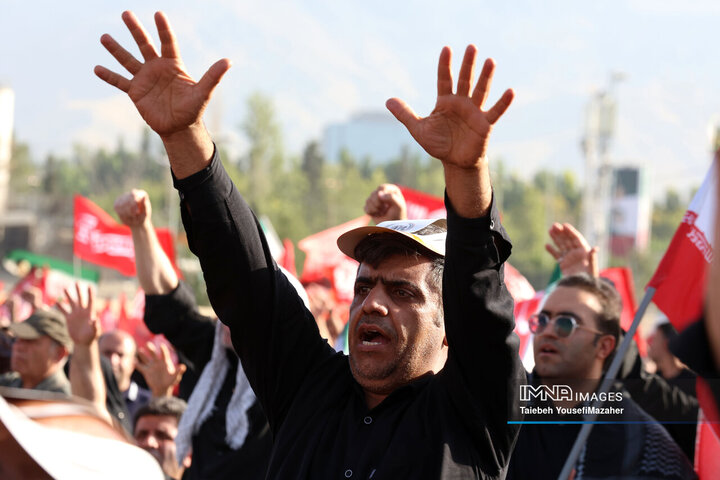 اقامه نماز بر پیکر خانواده رهبر شهید انقلاب
