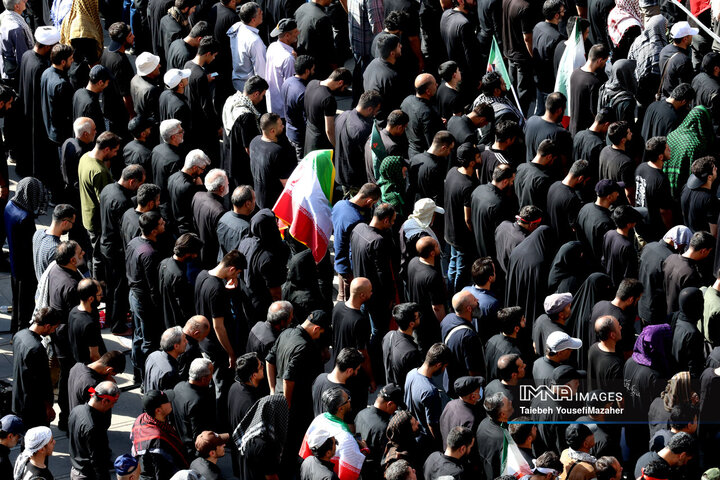 اقامه نماز بر پیکر خانواده رهبر شهید انقلاب