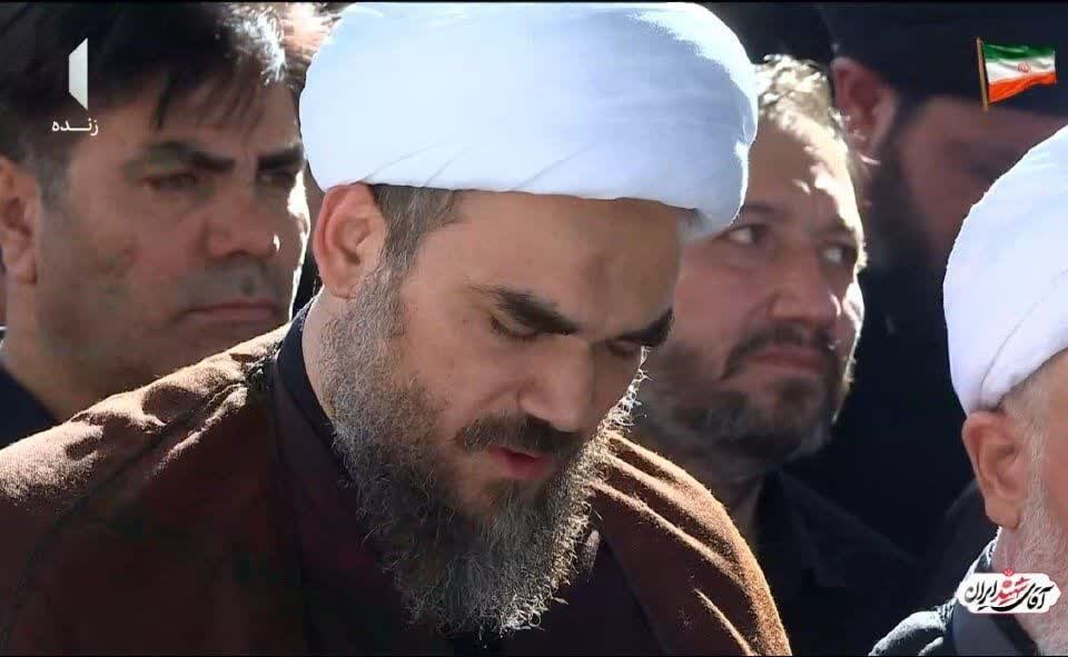 پدر شهیده زهرا محمدی در مراسم نماز بر پیکر  رهبر شهید