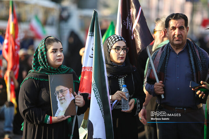 بدرقه حماسی رهبر شهید انقلاب
