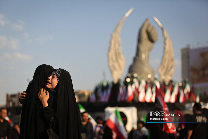 بدرقه حماسی رهبر شهید انقلاب