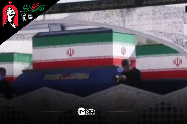 خودروی حامل پیکر امام شهید، در آستانه حرکت به سمت مسیر تشییع است