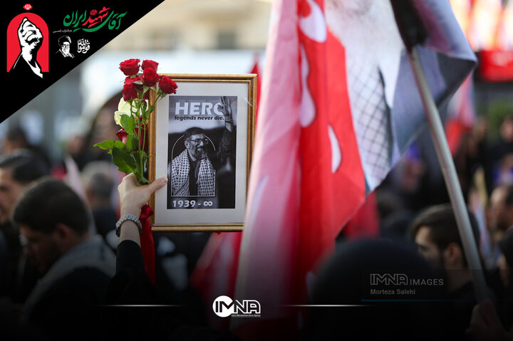 قابی دیگر از ورود ماشین حامل پیکر رهبر شهید انقلاب به جمعیت