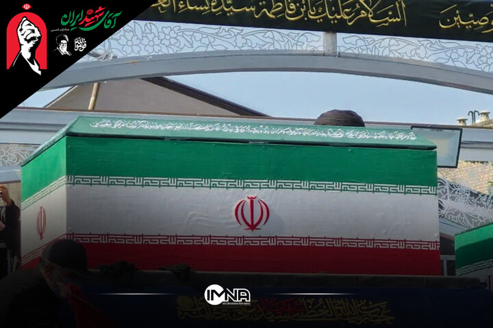 شعار لبیک یا حسین (ع) مردم عزادار در کنار خودروی حامل پیکر مطهر رهبر شهید انقلاب
