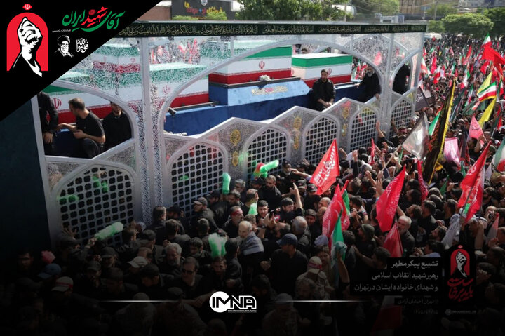 خودروی حامل پیکر مطهر شهدا به سمت میدان آزادی در حال حرکت است