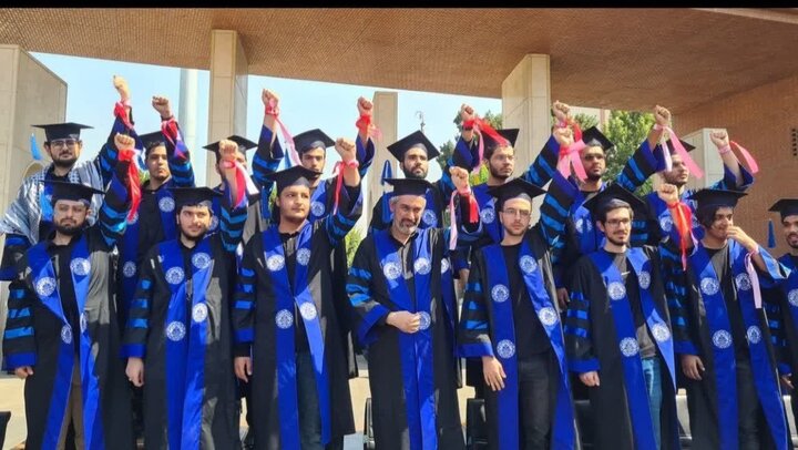 دانشگاه شریف به احترام رهبرش ایستاد + فیلم
