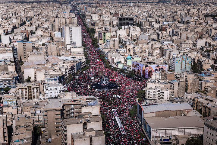 بدرقه حماسی رهبر شهید انقلاب در تهران