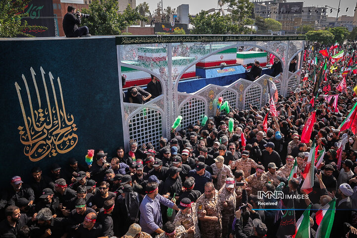 پدر زهرای ۱۴ ماهه در مراسم تشییع همسر، فرزند و امام مجاهد و شهید انقلاب
