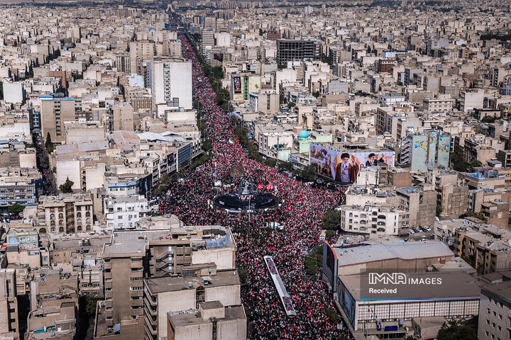 بدرقه حماسی رهبر شهید انقلاب در تهران