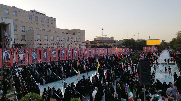 نجوای عزاداران در سوگ رهبر؛ روایتی از ضرب‌آهنگ خدمت شهرداری در میدان عشق اصفهان