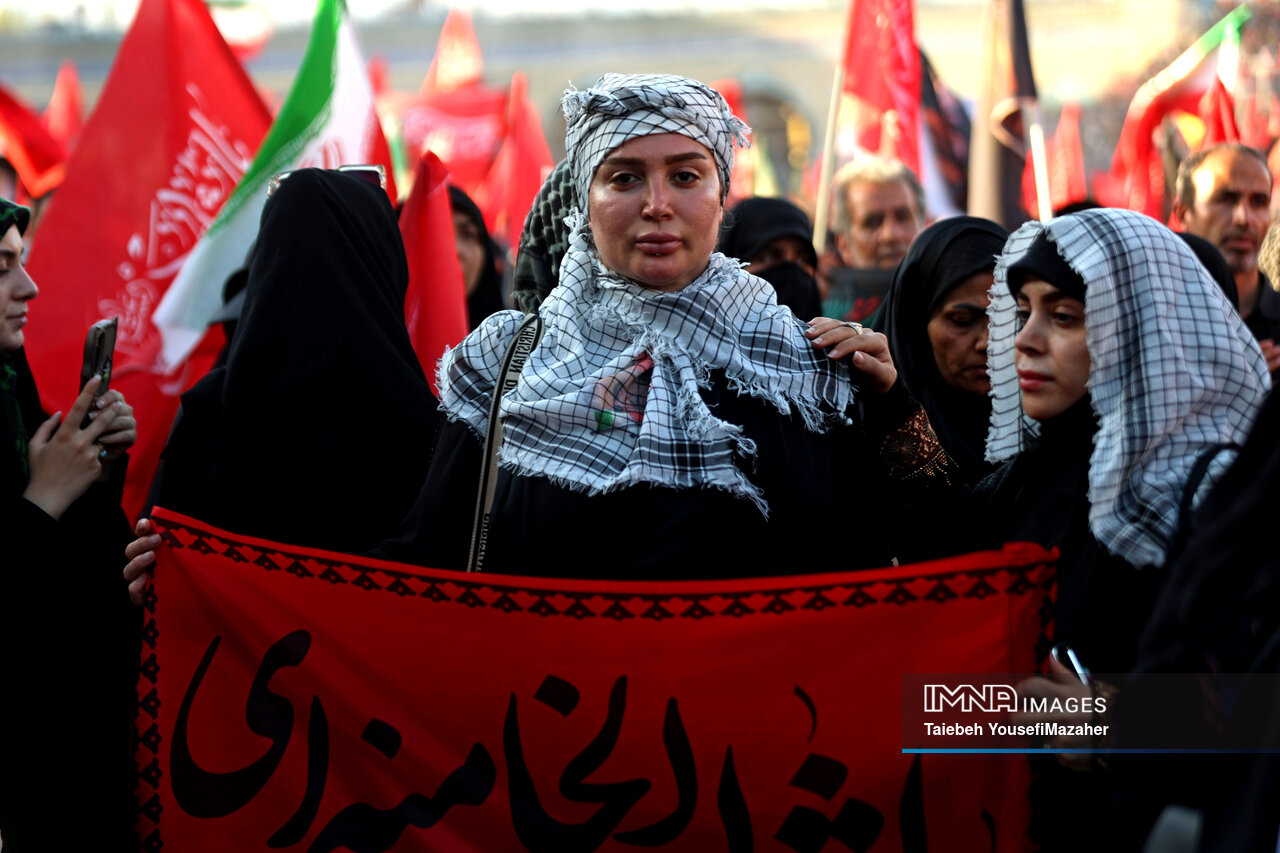 رستاخیز ایران در بدرقه آقای شهید
