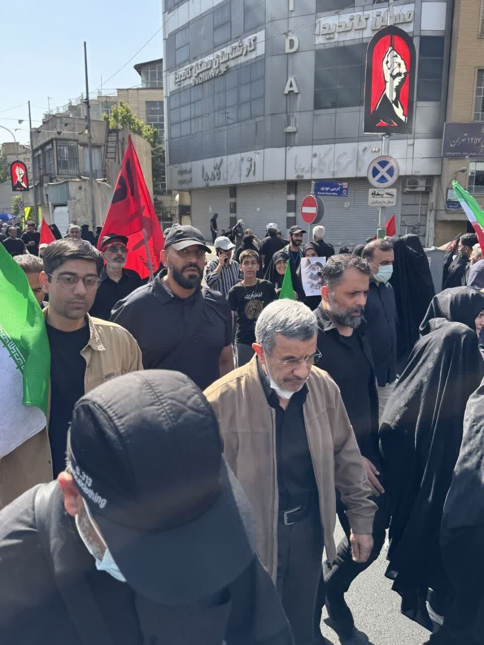 حضور احمدی‌نژاد در مراسم تشییع رهبر شهید انقلاب