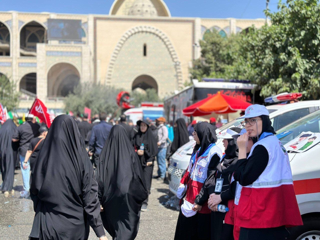 رزمایش عشق و ایثار؛ امدادگران هلالاحمر پاسداران سلامت زائران رهبر شهید ایران