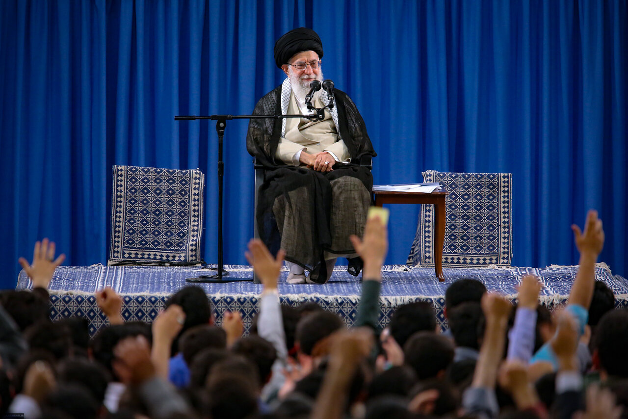 دانشجوی تراز در نگاه رهبر شهید چه کسی بود؟