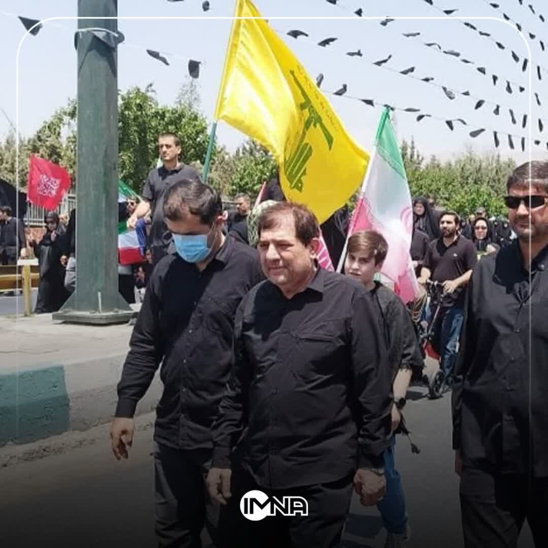 حضور محمد مخبر، مشاور و دستیار مقام معظم رهبری در مسیر تشییع پیکر رهبر شهید انقلاب