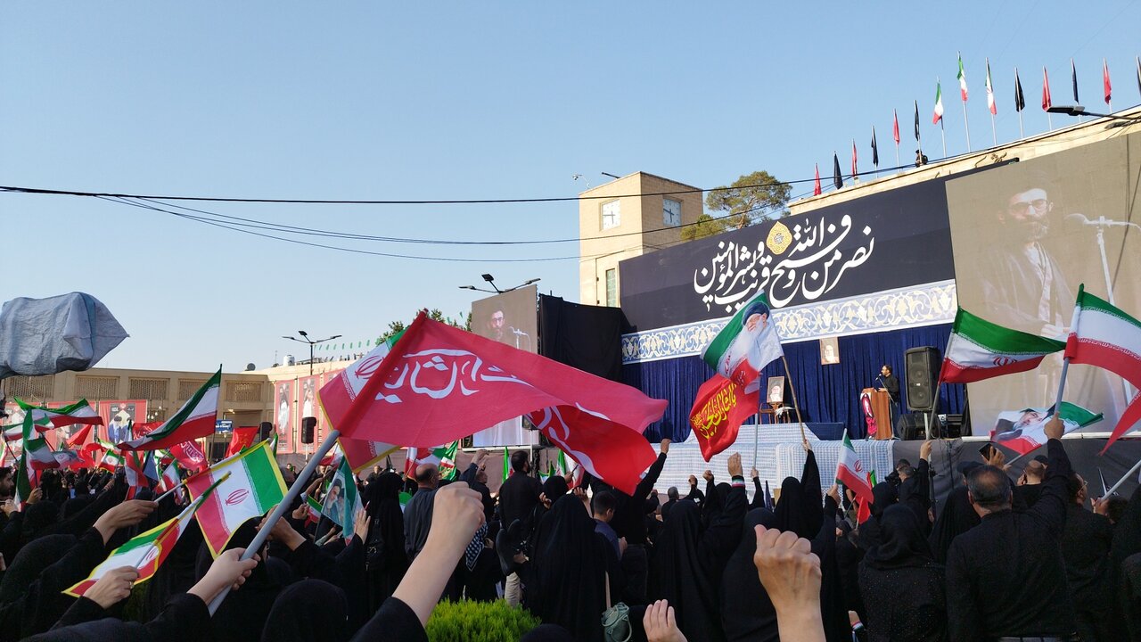 «یا لثارات الخامنه‌ای» وقتی میدان امام حسین(ع) اصفهان زیر پرچم ایران یک‌صدا شد