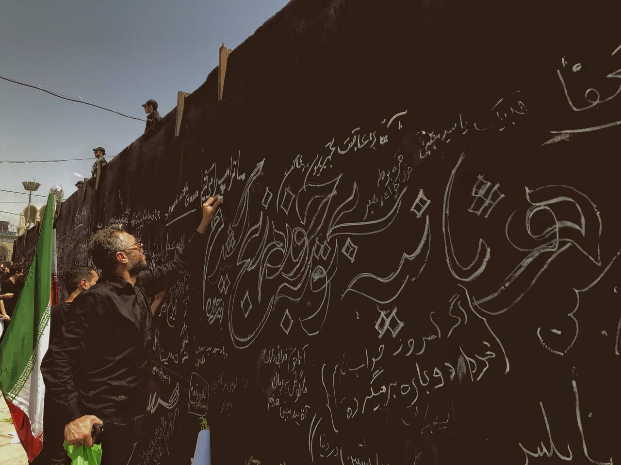 تمام تهران اگر دیوار می‌شد، باز برای این همه ناگفته کم بود