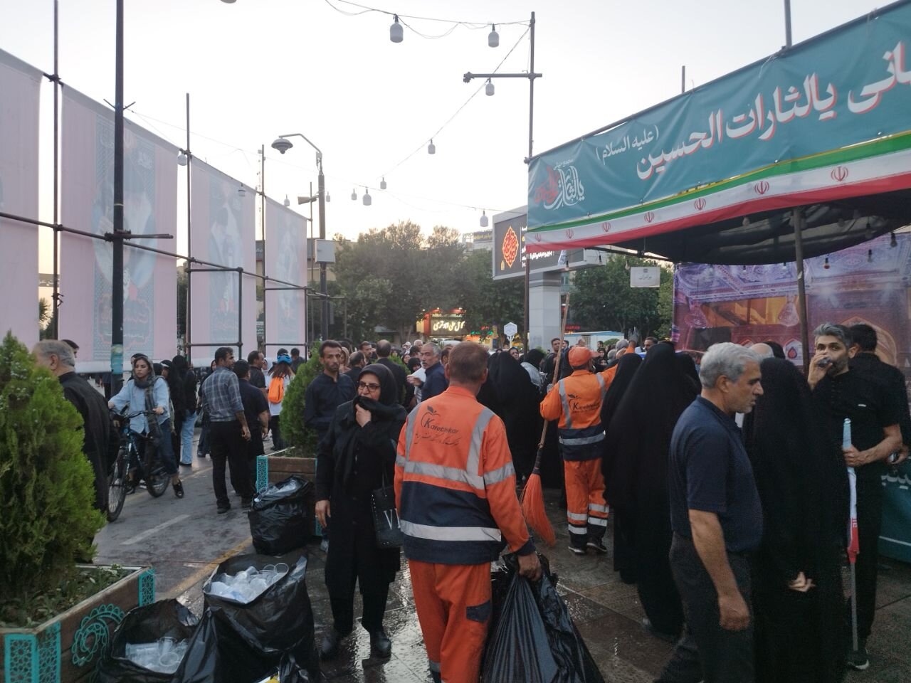 نجوای عزاداران در سوگ رهبر؛ روایتی از ضربآهنگ خدمت شهرداری در میدان عشق اصفهان