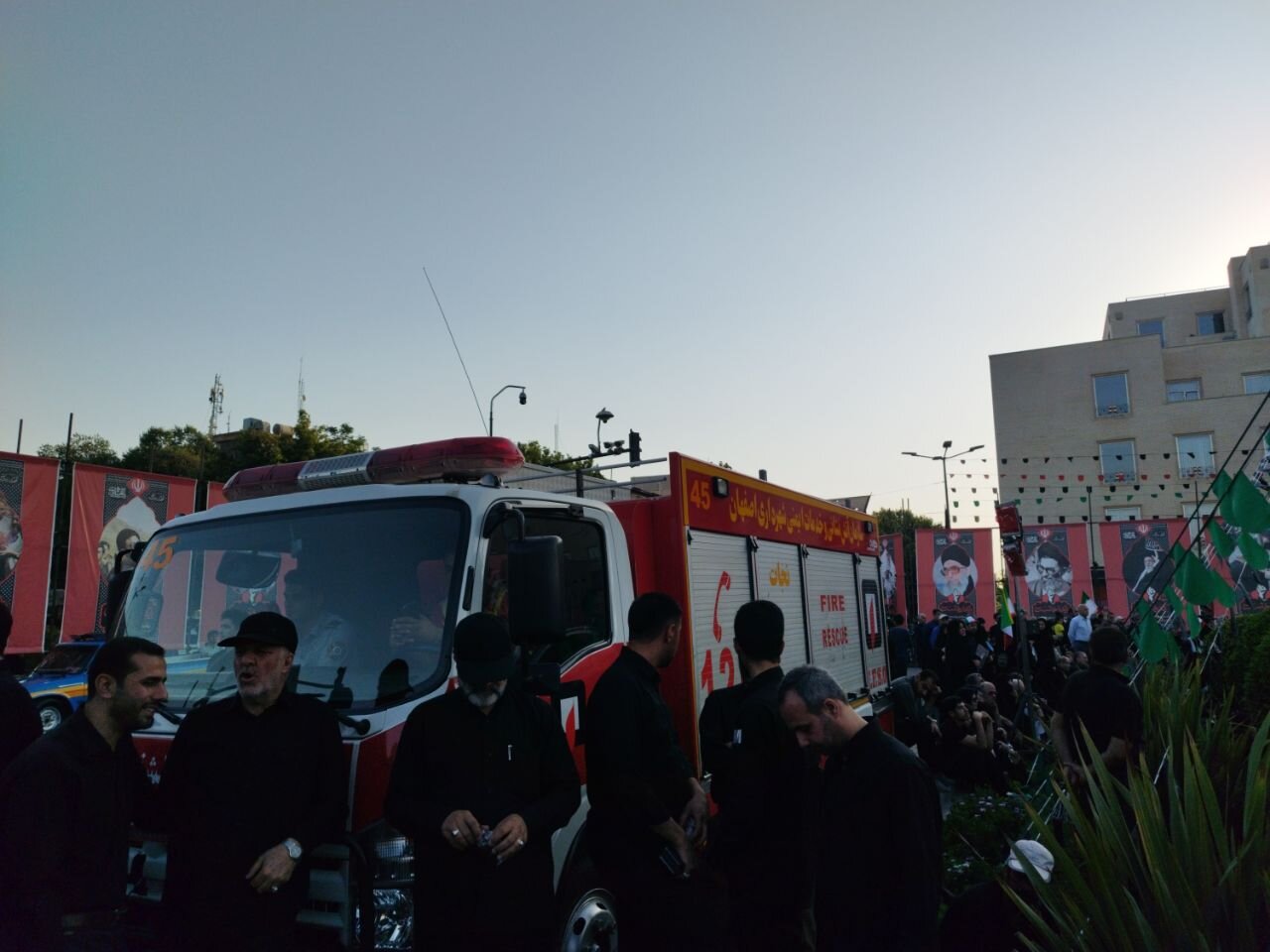 نجوای عزاداران در سوگ رهبر؛ روایتی از ضربآهنگ خدمت شهرداری در میدان عشق اصفهان
