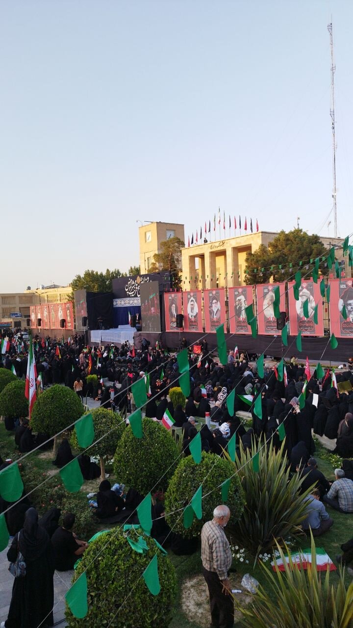 نجوای عزاداران در سوگ رهبر؛ روایتی از ضربآهنگ خدمت شهرداری در میدان عشق اصفهان