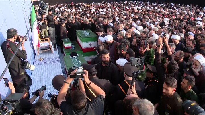 نمازی به بلندای یک عمر رفاقت؛ اقامه نماز آیت‌الله جوادی آملی بر پیکر رهبر شهید